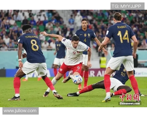 法国与波兰足球明星同框合影展现友谊与竞技精神的精彩瞬间 法国与波兰足球明星同框合影展现友谊与竞技精神的精彩瞬间