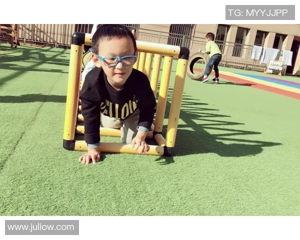 足球明星儿子们的成长瞬间壁纸精选展现他们的运动天赋与家庭温情 足球明星儿子们的成长瞬间壁纸精选展现他们的运动天赋与家庭温情