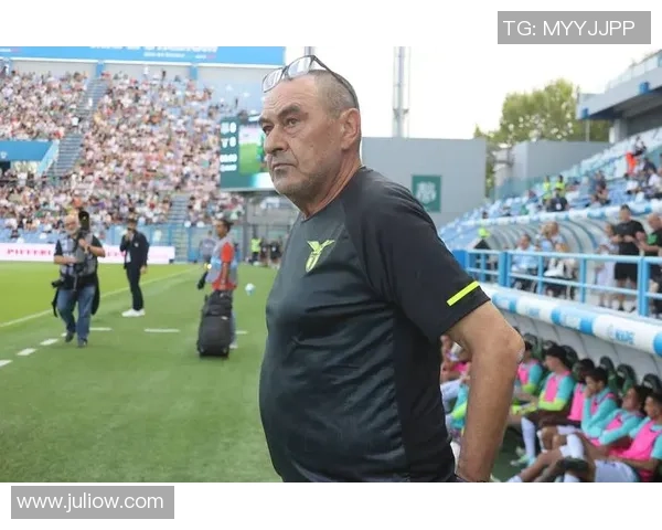 足球明星因不满小孩拍照行为愤怒摔手机引发热议与争议 足球明星因不满小孩拍照行为愤怒摔手机引发热议与争议