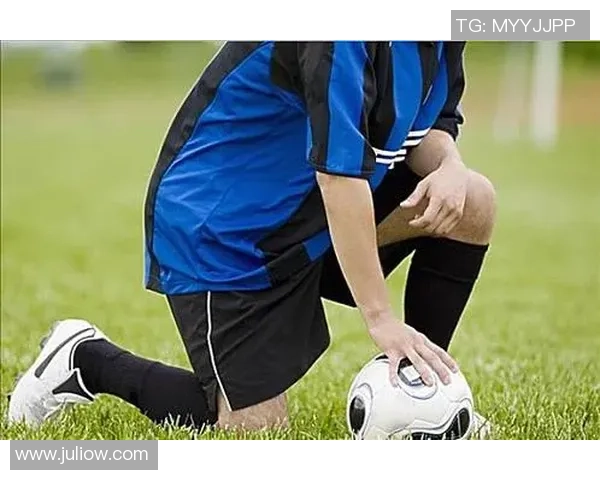 足球明星精彩瞬间踩球特写展示足球魅力与技巧的完美结合